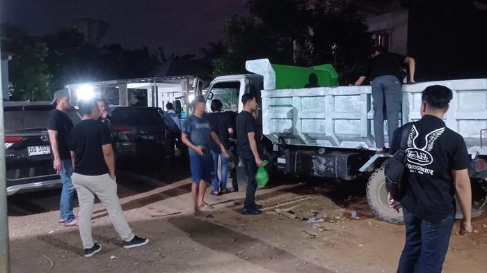 Polisi mengungkap lokasi penampungan solar ilegal di Kabupaten Pangkep.