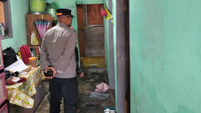 Polisi saat melakukan olah TKP kasus pembunuhan di Malang