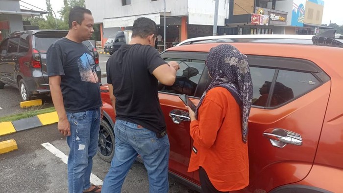 Polisi saat melakukan olah TKP usai mendapat laporan dari oknum guru di Batam. (Dok Polsek Sekupang)
