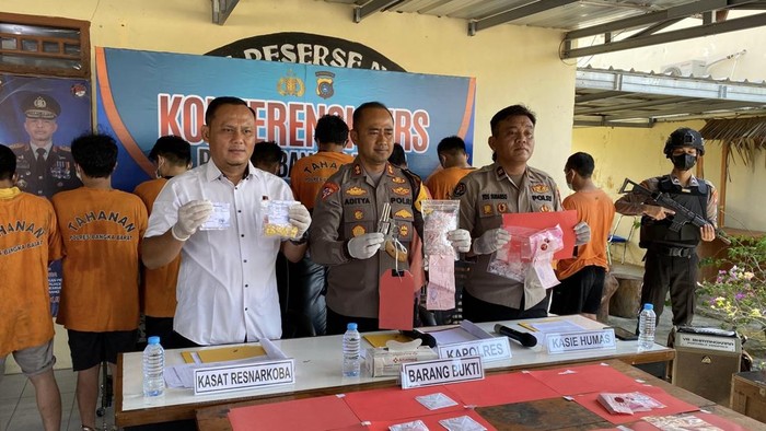 Polisi saat menghadirkan 18 tersangka dan barang bukti narkotika saat rilis ungkap kasus narkoba.
