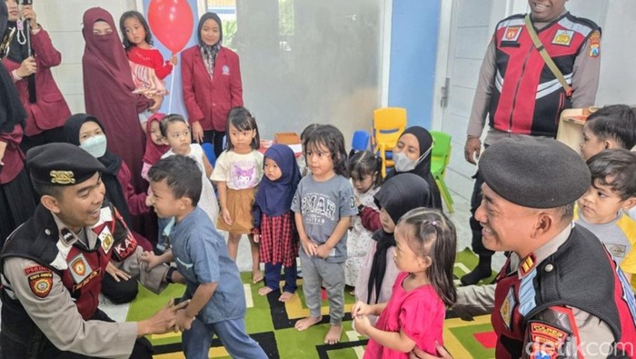 Polisi Situbondo merayakan Hari Anak Nasional 2025.