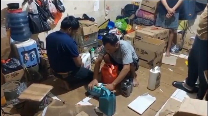 Polisi Tangkap Penjual Oli Palsu di Jakbar