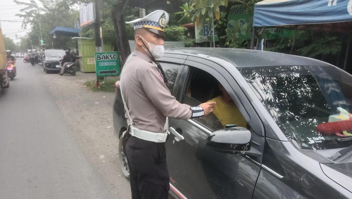 Polres Lamongan menilang pelanggar lalu lintas
