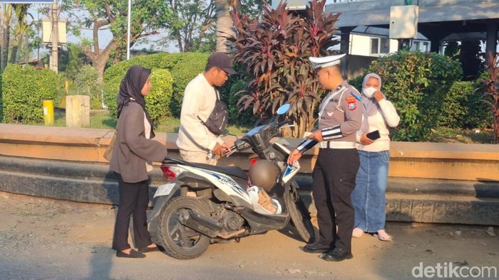 Polres Pasuruan menilang pelanggar lalu lintas