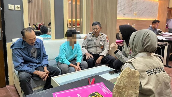 Polwan Polres Blitar beri trauma healing