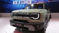 Wajah depan mobil ini dihiasi grille 5 lubang (5-hole family face) dengan lampu LED strip. Di bagian bawah, bumper bergaya off-road semakin mempertegas identitasnya sebagai SUV tangguh.