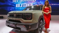 Tampak depan BAIC BJ30 Hybrid. Produk ini merupakan peluncuran varian right hand drive pertama kami di dunia, yang menjadi bukti nyata keseriusan BAIC untuk menjawab kebutuhan pasar Indonesia dengan kendaraan yang efisien, tangguh, dan berteknologi tinggi, kata Dhani Yahya saat peluncuran di ICE BSD Tangerang, Rabu (23/7/2025).