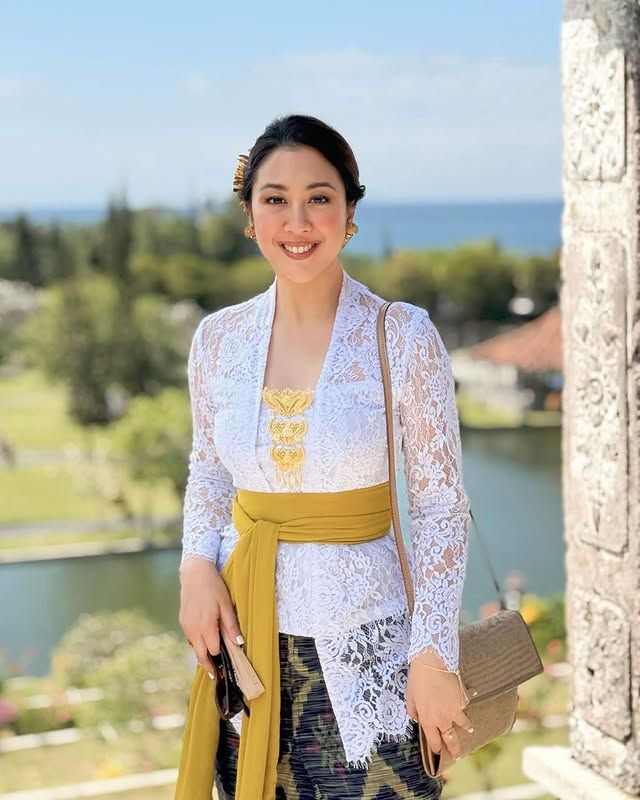 Potret Sherina Kenakan Kebaya Bali Ikuti Upacara Sakral di Pulau Dewata