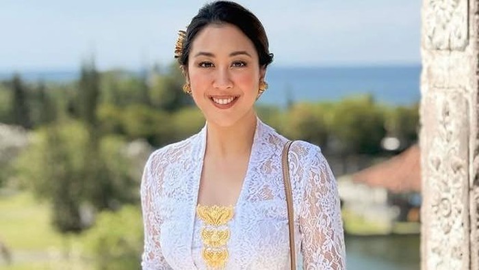 Potret Sherina Kenakan Kebaya Bali Ikuti Upacara Sakral di Pulau Dewata