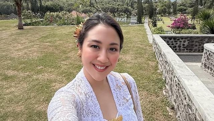 Potret Sherina Kenakan Kebaya Bali Ikuti Upacara Sakral di Pulau Dewata