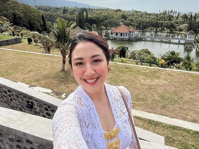 Potret Sherina Kenakan Kebaya Bali Ikuti Upacara Sakral di Pulau Dewata