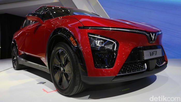 Potret VinFast VF7 Meluncur di GIIAS 2025 VinFast turut berpartisipasi di pameran Gaikindo Indonesia International Auto Show (GIIAS) 2025, Rabu (23/7/2025). Produsen otomotif asal Vietnam itu memperkenalkan mobil listrik terbarunya, VF7.