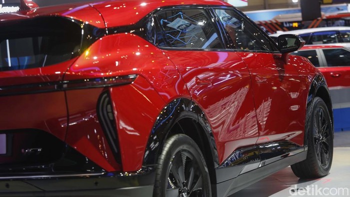 Potret VinFast VF7 Meluncur di GIIAS 2025 VinFast turut berpartisipasi di pameran Gaikindo Indonesia International Auto Show (GIIAS) 2025, Rabu (23/7/2025). Produsen otomotif asal Vietnam itu memperkenalkan mobil listrik terbarunya, VF7.