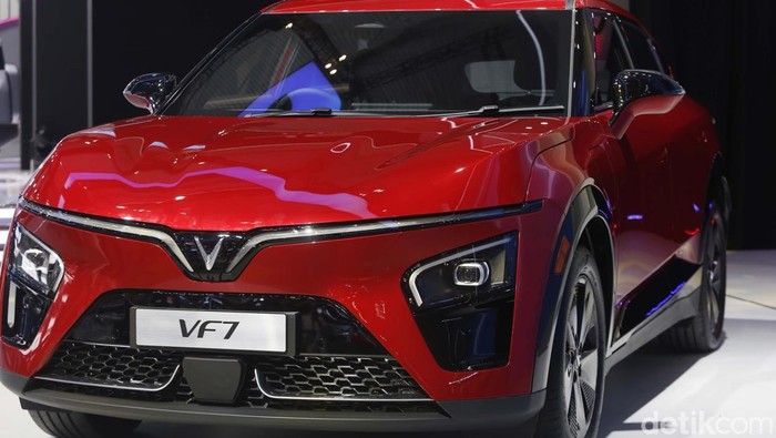 Potret VinFast VF7 Meluncur di GIIAS 2025 VinFast turut berpartisipasi di pameran Gaikindo Indonesia International Auto Show (GIIAS) 2025, Rabu (23/7/2025). Produsen otomotif asal Vietnam itu memperkenalkan mobil listrik terbarunya, VF7.