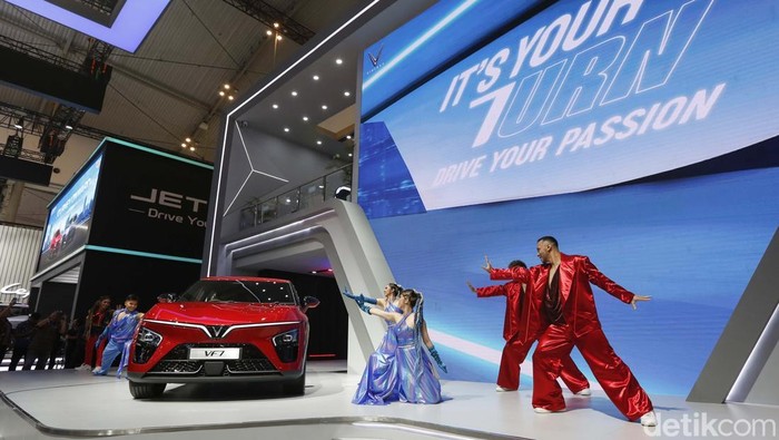 VinFast turut berpartisipasi di pameran Gaikindo Indonesia International Auto Show (GIIAS) 2025, Rabu (23/7/2025). Produsen otomotif asal Vietnam itu memperkenalkan mobil listrik terbarunya, VF7.