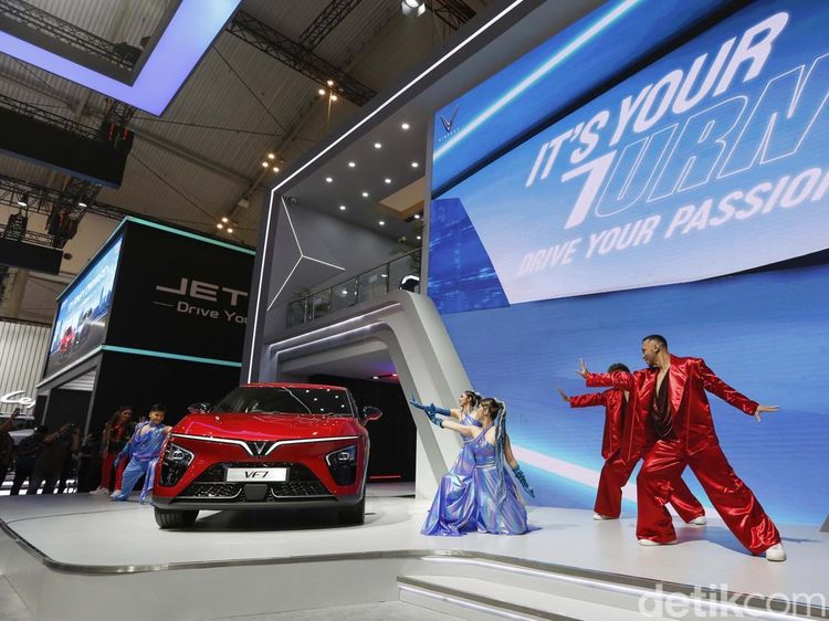Potret SUV Listrik VinFast VF7, Jarak Tempuh 430 Km