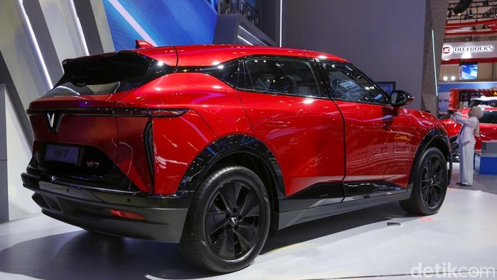 Potret VinFast VF7 Meluncur di GIIAS 2025 VinFast turut berpartisipasi di pameran Gaikindo Indonesia International Auto Show (GIIAS) 2025, Rabu (23/7/2025). Produsen otomotif asal Vietnam itu memperkenalkan mobil listrik terbarunya, VF7.