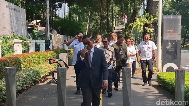 Pramono Anung naik TransJakarta menuju Balai Kota Jakarta