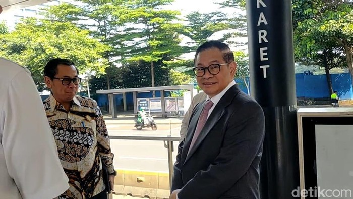 Pramono Anung naik TransJakarta menuju Balai Kota Jakarta