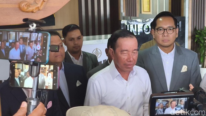Presiden ke-7 RI Joko Widodo (Jokowi) saat ditemui awak media di Mapolresta Solo, Rabu (23/7/2025).