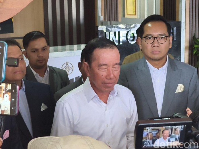 Presiden ke-7 RI Joko Widodo (Jokowi) saat ditemui awak media di Mapolresta Solo, Rabu (23/7/2025).