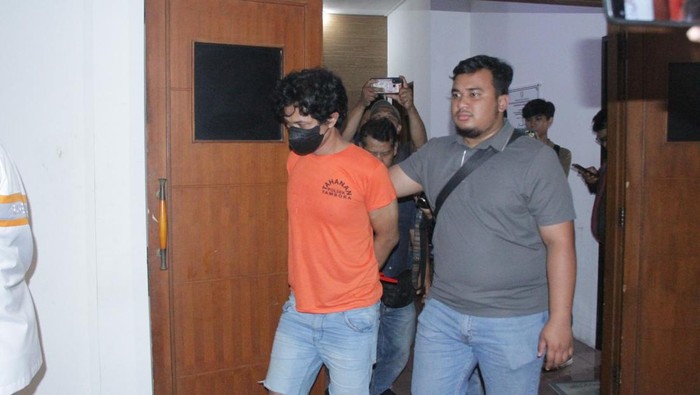 Pria berinisial KI (29) ditangkap polisi usai mencuri motor di wilayah Tambora, Jakarta Barat (Jakbar). Ternyata ia buron kasus pembunuhan. (dok. Polsek Tambora)