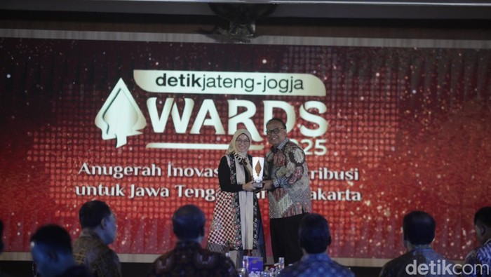 Direktur Transmedia Latif Harnoko, memberikan penghargaan kepada Kepala Bidang Komersial (Head of Commercial) untuk wilayah Jawa Tengah (Jateng) di PT HM Sampoerna Tbk, Dina Arini Sulistyowati.