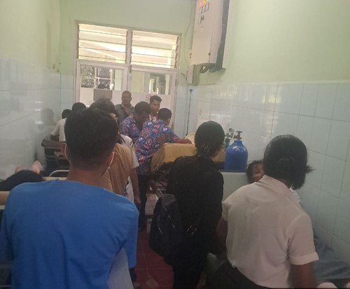 Puluhan siswa SMA saat dirawat di RSUD Reda Bolo Sumba Barat Daya, NTT, Rabu (23/7/2025). (Dok. Polres Sumba Barat Daya).
