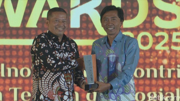 Rektor Undip Suharnomo menerima penghargaan di detikJateng-Jogja Awards, Rabu (23/7/2025).