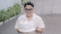 Dalam acara ‘Gender reveal’, peserta Dangdut Academy tersebut menyiapkan sebuah kue meriah dengan lapisan krim putih yang dalamnya sudah ada jawaban terkait jenis kelamin anaknya. Foto: Instagram @danang_official91 / @hemasnura