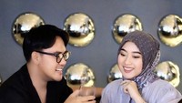 Romantis! Danang Pradana juga sempat merayakan ulang tahun istri di sebuah restoran ternama Jakarta. Di The Coach Restaurant, mereka tampak menikmati steak hingga kentang goreng. Foto: Instagram @danang_official91 / @hemasnura