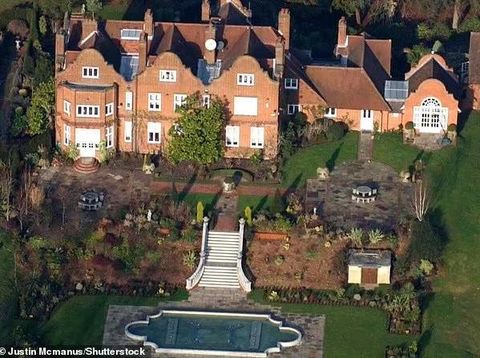 Rumah Ozzy Osbourne di desa Jordans, Buckinghamshire.