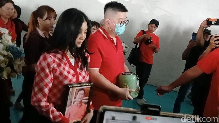 Sarwendah bersiap melarung abu jenazah ayah ke laut Ancol, Rabu (23/7/2025).