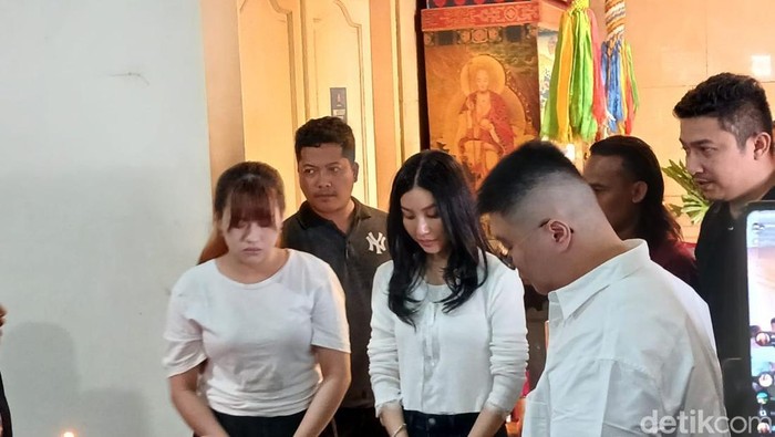 Sarwendah antar abu ayah Sarwendah antar abu ayah di Rumah Duka Grand Heaven, Pluit, Jakarta Utara, Rabu (23/7/2025).