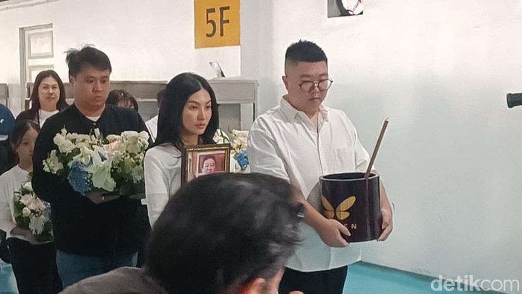 Ketegaran Sarwendah Antar Jenazah Ayah Dikremasi Hari Ini
