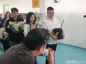 Momen Sarwendah Antar Jenazah Ayah untuk Dikremasi