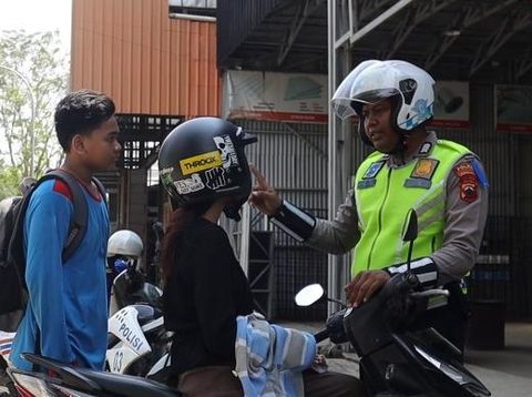 Satlantas Polres Pemalang membagikan helm gratis kepada anak sekolah, Rabu (23/7/2025).