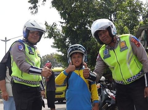 Satlantas Polres Pemalang membagikan helm gratis kepada anak sekolah, Rabu (23/7/2025).