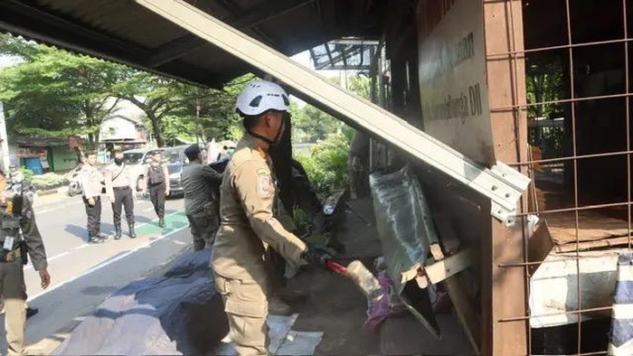 Satpol PP Kota Depok membongkar lapak pedagang kaki lima (PKL) dan bangunan liar di Jalan Ir Juanda (dok. Satpol PP Depok)