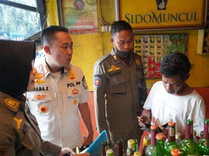 Satpol PP Razia Warung Jamu di Ciawi Bogor, 657 Botol Miras Disita