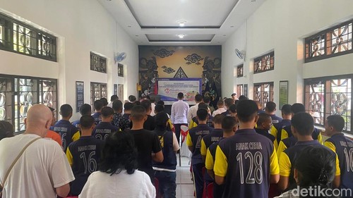 Sebanyak 13 anak binaan di Lembaga Pembinaan Khusus Anak (LPKA) Kelas II Karangasem menerima remisi terkait Hari Anak Nasional 2025 pada Rabu (23/7/2025). (Foto: I Wayan Selamat Juniasa/detikBali)