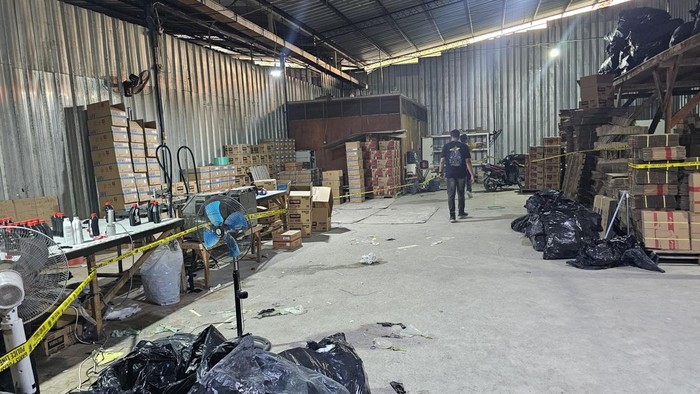 Sebuah pabrik yang memproduksi oli palsu di Kecamatan Benda Kota Tangerang, Banten, digerebek. Delapan orang ditangkap dalam penggerebekan itu. (Dok istimewa).