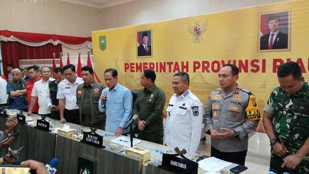 Sejumlah menteri bersama Pemprov dan Polda Riau serta stakeholders terkait menggelar rapat koordinasi mengenai karhutla di Riau. Rakor dipimpin oleh Menko Polkam Budi Gunawan Sadikin.