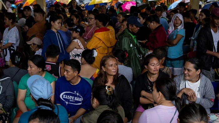 Sekolah Disulap Jadi Posko Bantuan Korban Banjir di Filipina Warga terdampak hujan monsun di Quezon City mengantre bantuan di sekolah yang dijadikan pusat evakuasi akibat banjir yang melanda wilayah tersebut.