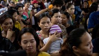 Suasana padat pengungsi terlihat di sekolah yang dialihfungsikan sebagai posko bantuan bagi korban banjir monsun di Filipina. REUTERS/Eloisa Lopez
