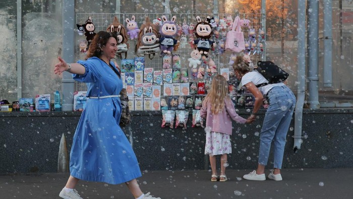 Counterfeit Labubu dolls are displayed for sale on the sidewalk in Manhattan, New York City, U.S., July 22, 2025. REUTERS/David 'Dee' Delgado