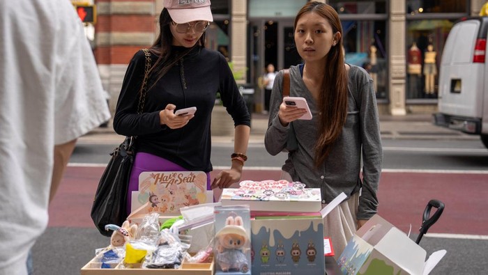 Counterfeit Labubu dolls are displayed for sale on the sidewalk in Manhattan, New York City, U.S., July 22, 2025. REUTERS/David 'Dee' Delgado