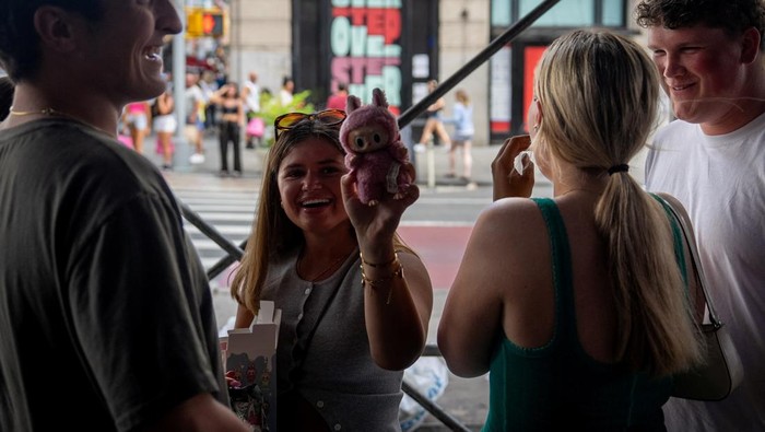 Counterfeit Labubu dolls are displayed for sale on the sidewalk in Manhattan, New York City, U.S., July 22, 2025. REUTERS/David 'Dee' Delgado