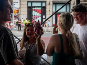 Gen Z Lebih Suka Koleksi Boneka dari Pada Beli Rumah, Ini Sebabnya