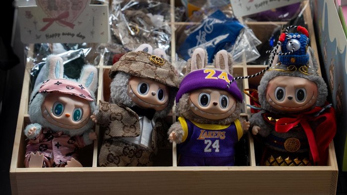 Counterfeit Labubu dolls are displayed for sale on the sidewalk in Manhattan, New York City, U.S., July 22, 2025. REUTERS/David 'Dee' Delgado